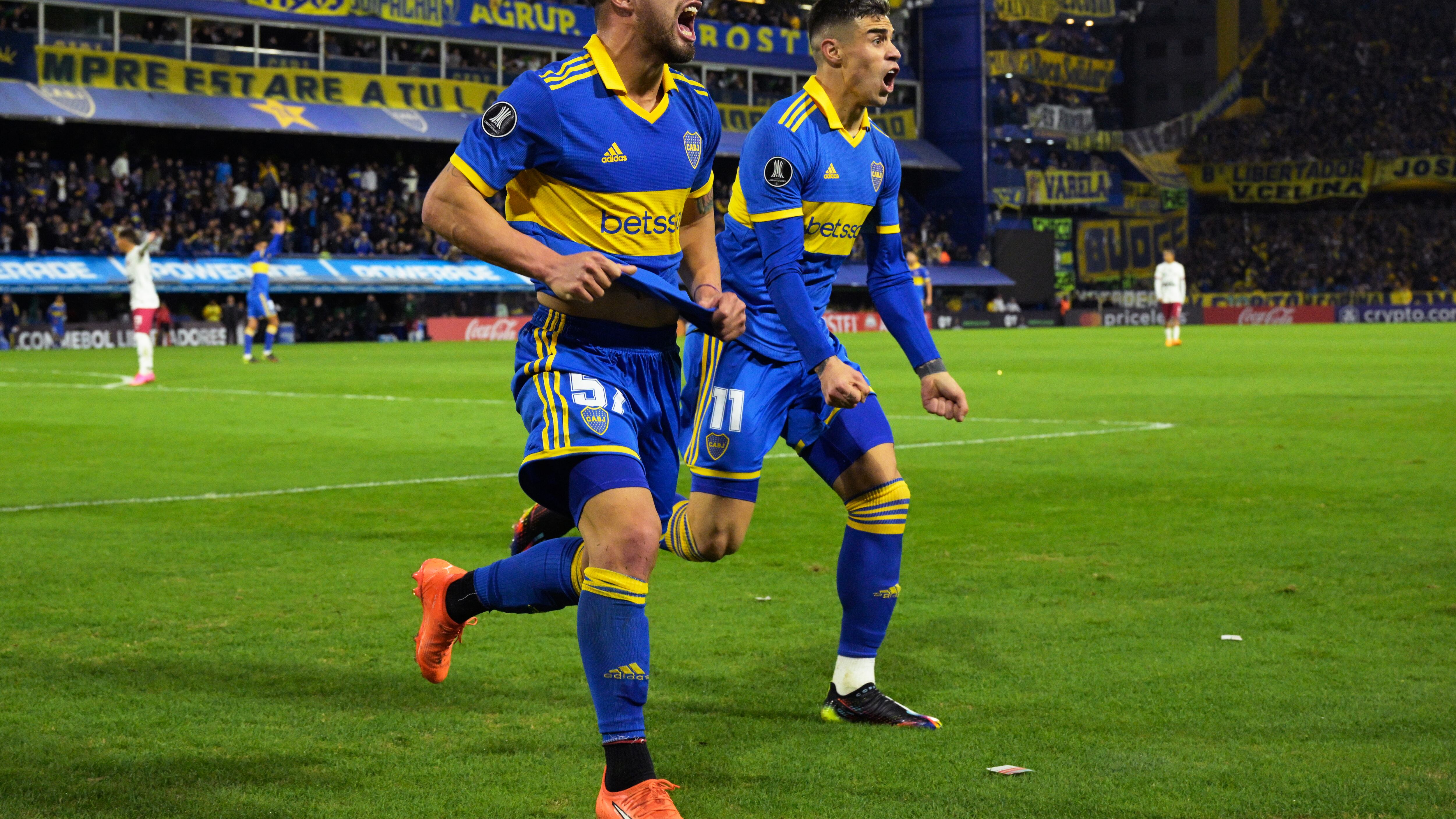 Marcelo Weigandt (izquierda) celebra uno de los goles de Boca Juniors ante Monagas / AFP