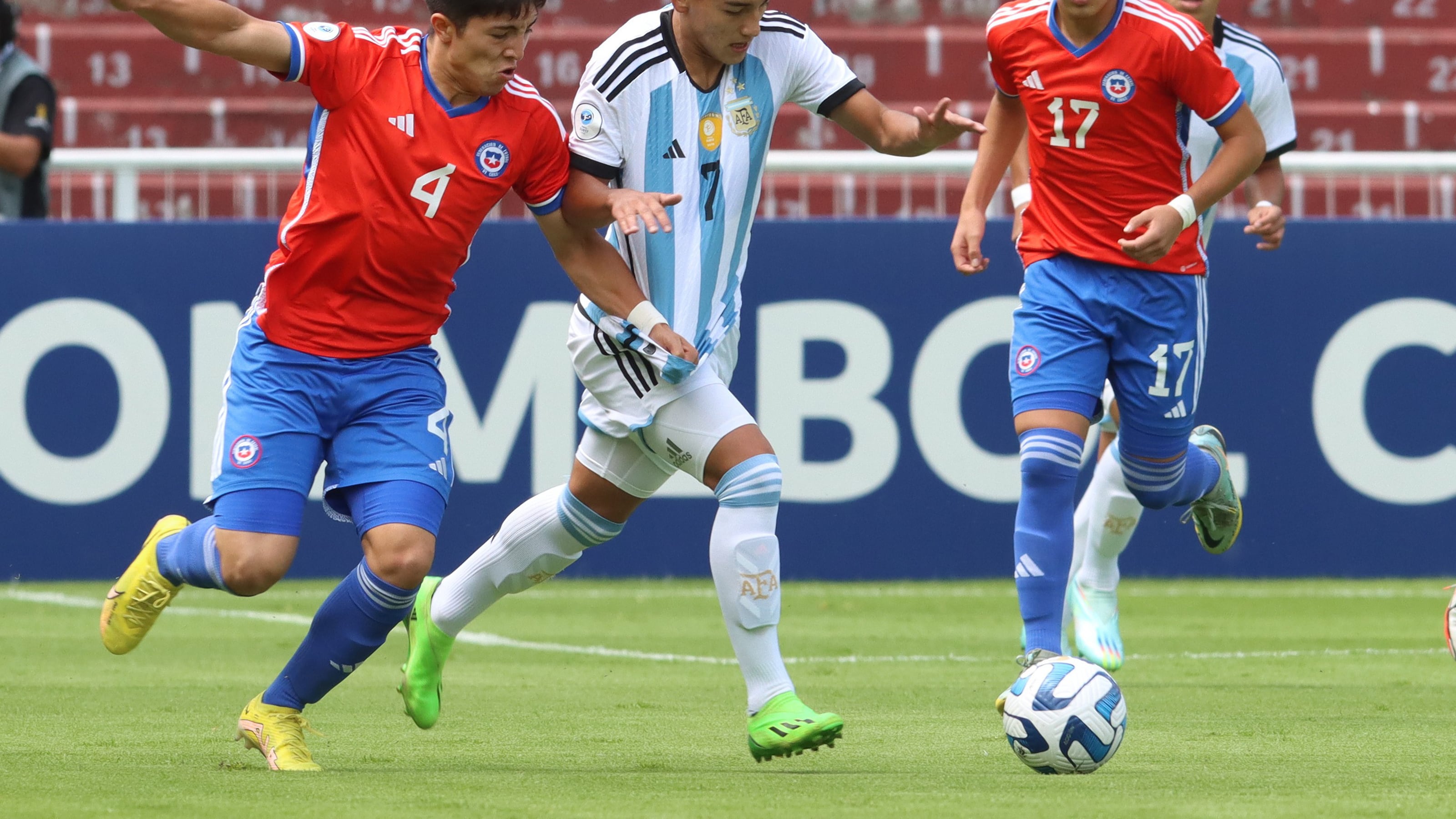 Chile vs. Argentina en Sudamericano Sub 17 de Ecuador. / Aton