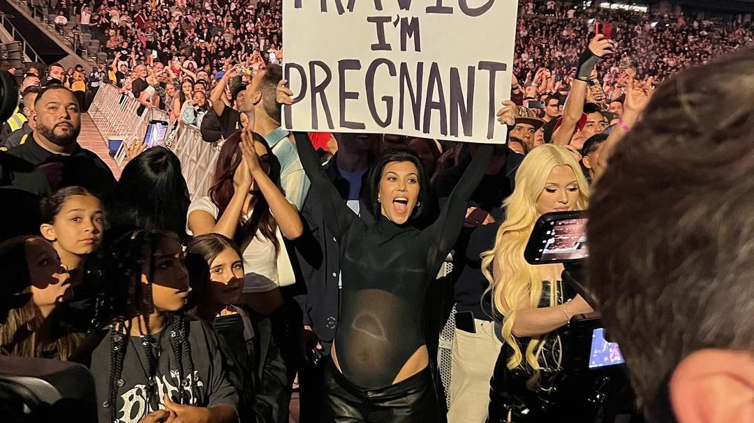 El momento en que Kourtney Kardashian le confirmó su embarazo a Travis Barker.  / Instagram: @kourtneykardash