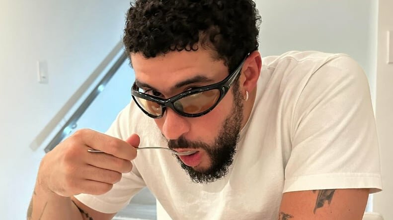 Bad Bunny besó y abrazó a un hombre en una discoteca
