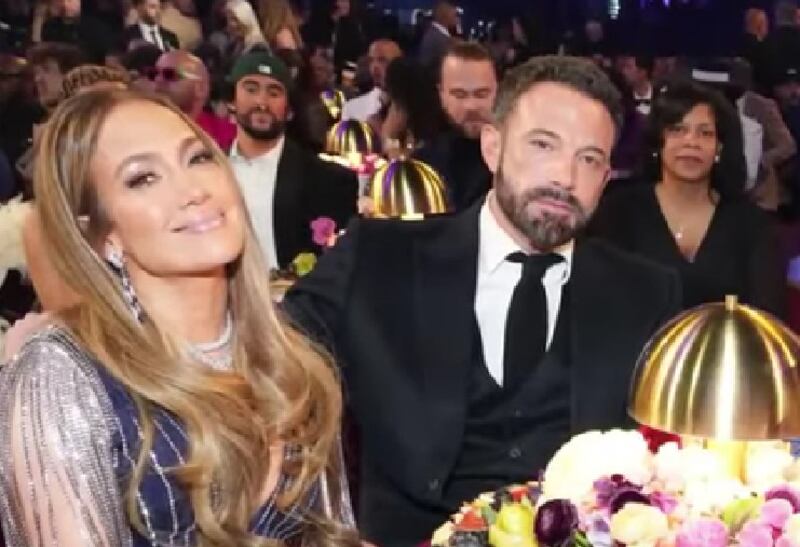 "Qué aburrido": Ben Affleck criticado por su gestos de apatía en los Grammy / Youtube