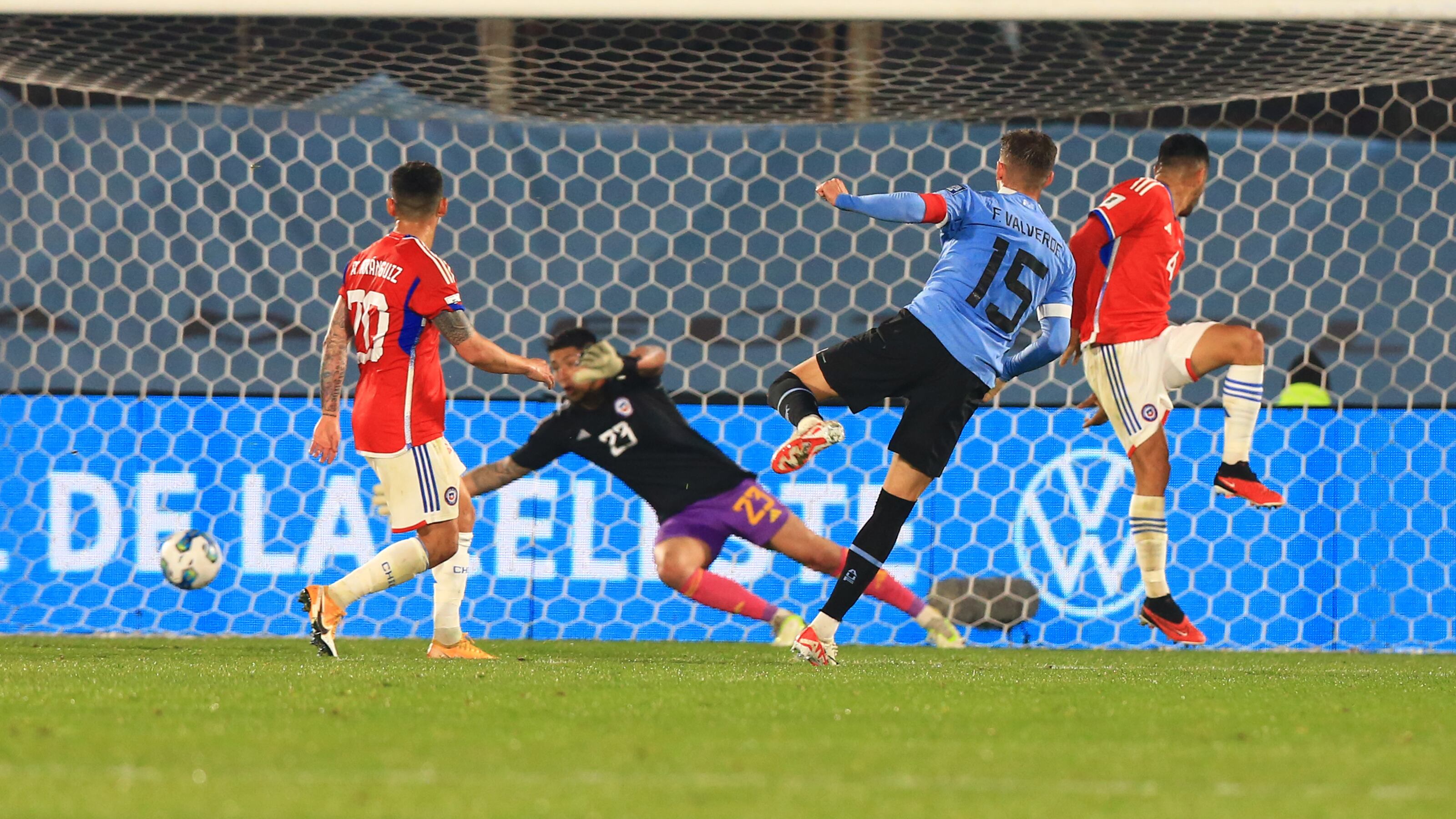 Valverde anota el 2-0 de Uruguay sobre Chile en el Centenario. / Javier Valdés/Photosport