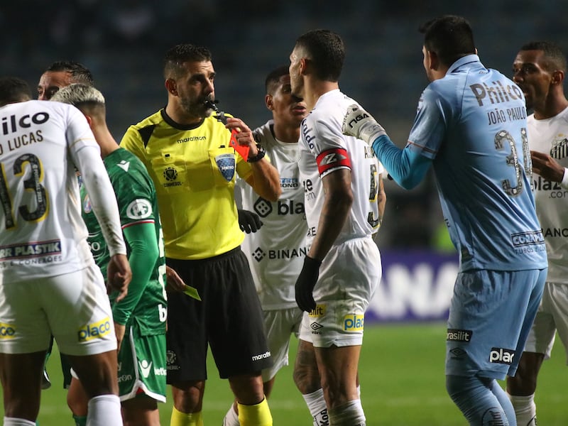 Jugadores de Santos acusan a hinchas de Audax Italiano de gestos y gritos racistas