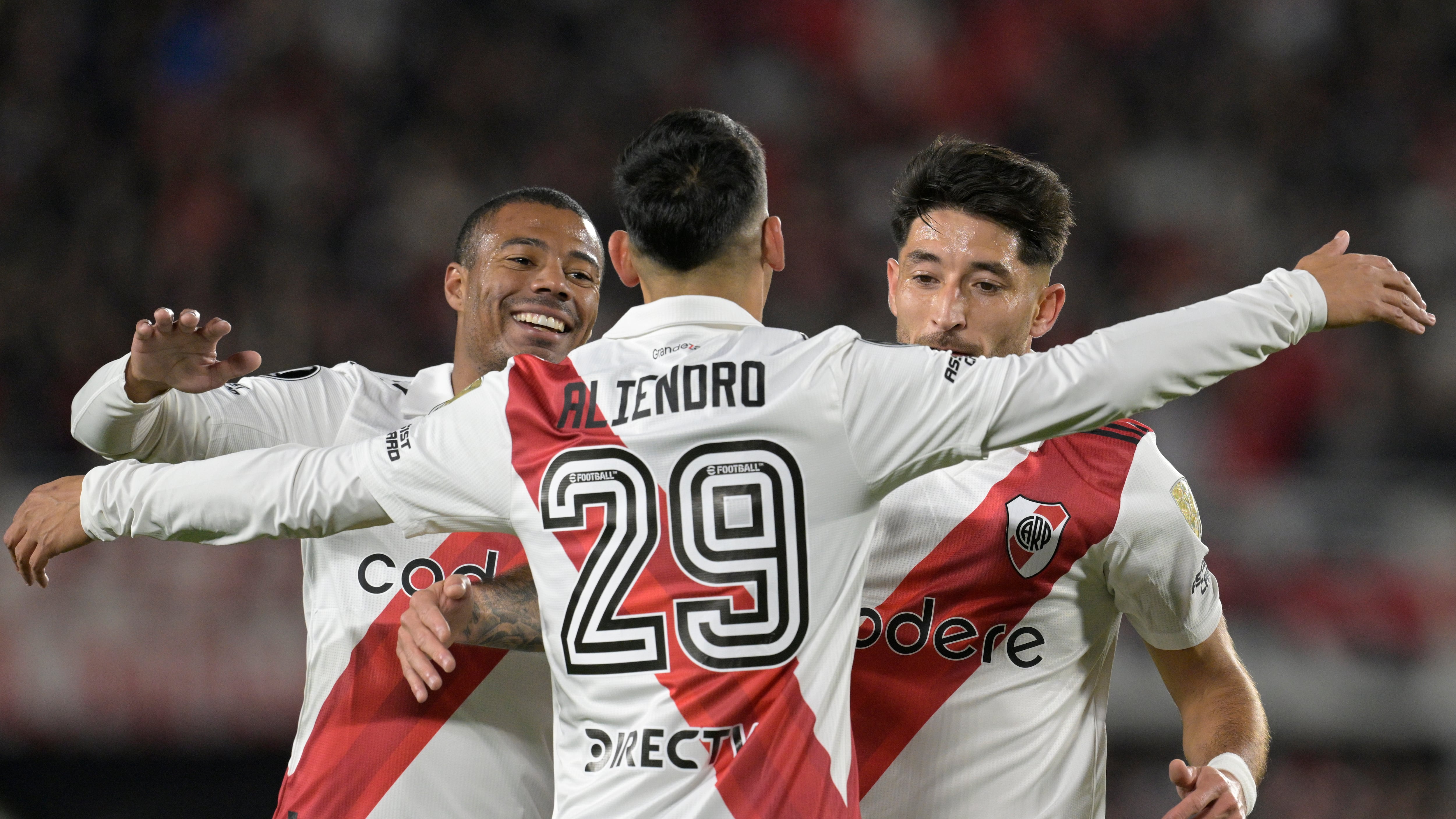 Aliendro abrazo a De la Cruz y Casco luego de anotar el 1-0. / Juan Mabromata / AFP