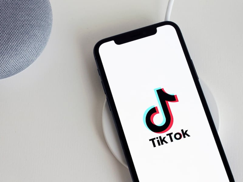 ¿Es TikTok un peligro para el Estado? Presentan proyecto de ley para prohibir su uso en celulares públicos