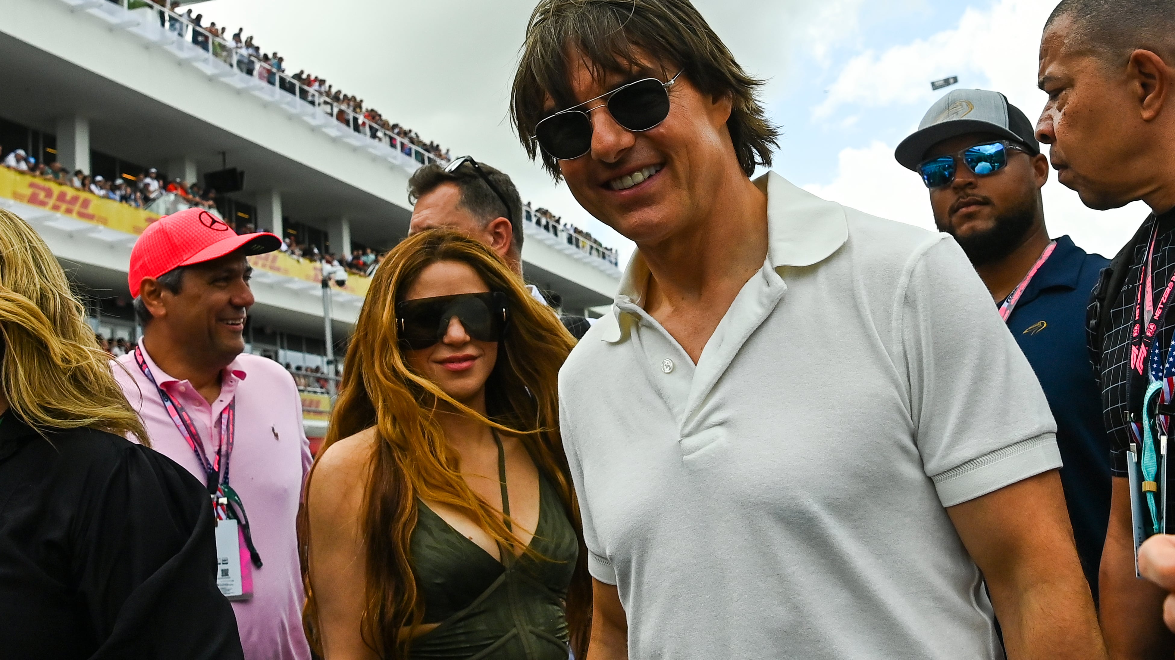 Shakira y Tom Cruise juntos previo a la largada del GP de Miami.  / Chandan Khanna/AFP