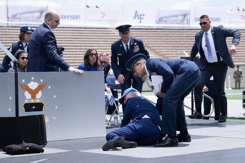 Un oficial y el Servicio Secreto corren a ayudar a Biden. / Brendan Smialowski/AFP
